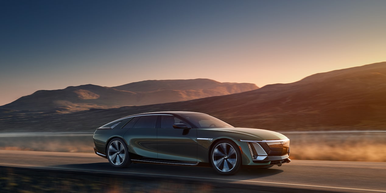 El Cadillac CELESTIQ a toda velocidad por un camino desierto junto a la montaña