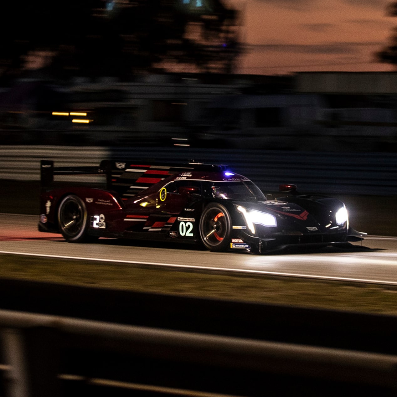 El auto de carreras Cadillac Racing V.Series andando a toda velocidad en la pista.