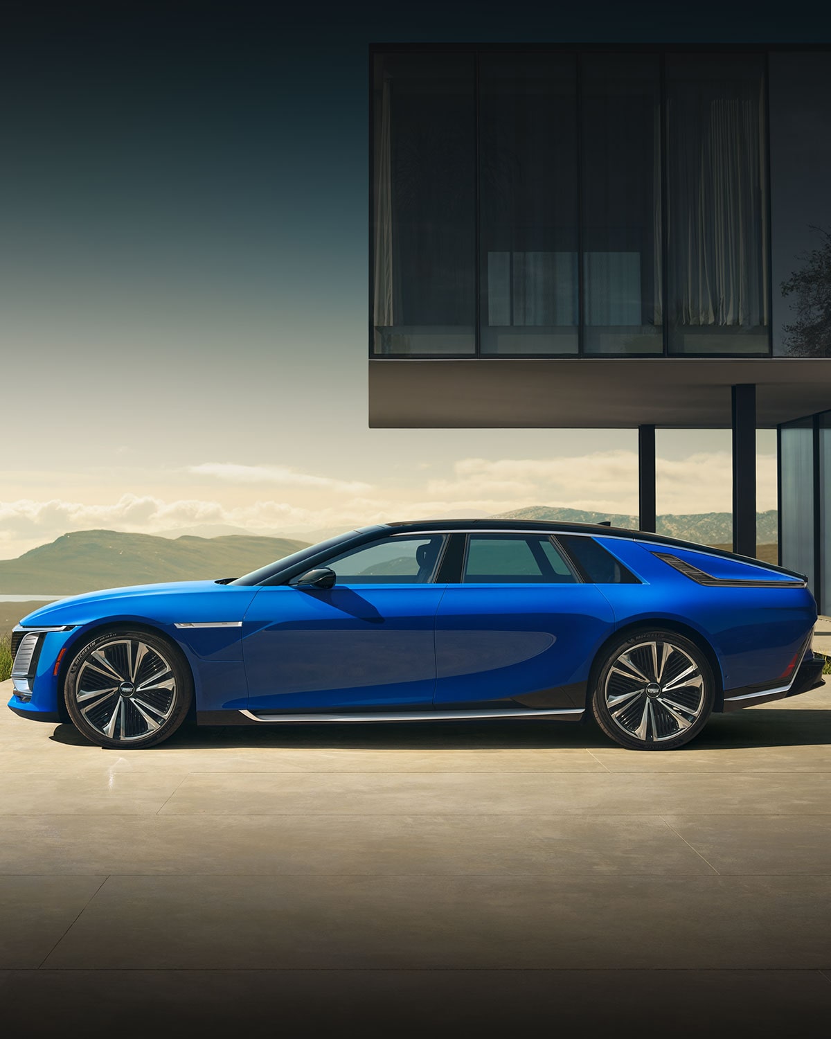 Vista de perfil lateral de una mujer caminando hacia un Cadillac CELESTIQ azul estacionado junto a una casa moderna