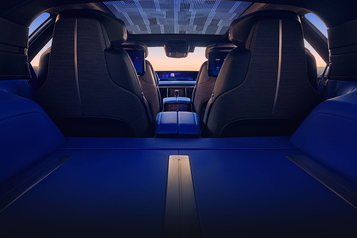 Perspectiva desde el asiento trasero de la cabina en el interior del lujoso Cadillac CELESTIQ