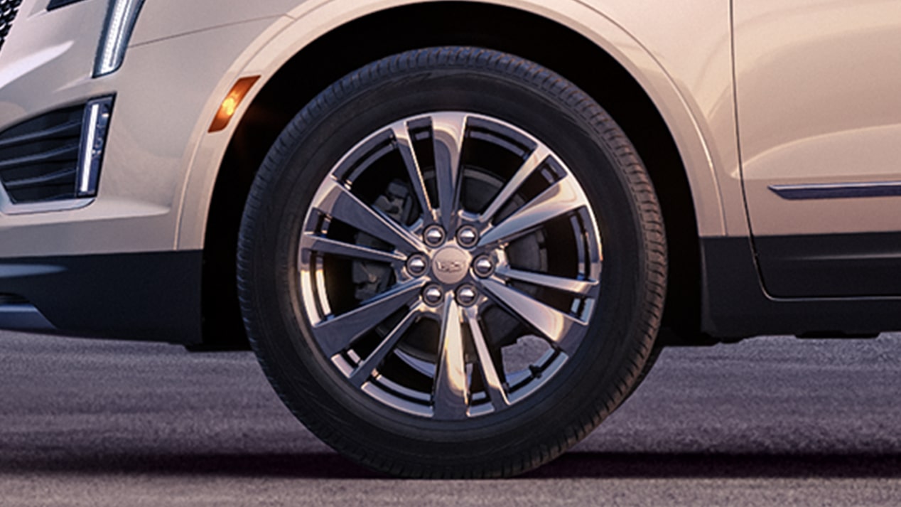 The 20" Alloy Wheels of the Crystal White Tricoat Cadillac XT5