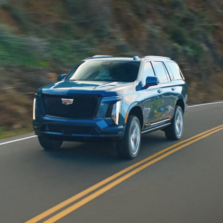 Cadillac Escalade 2025 Azul circulando por las montañas