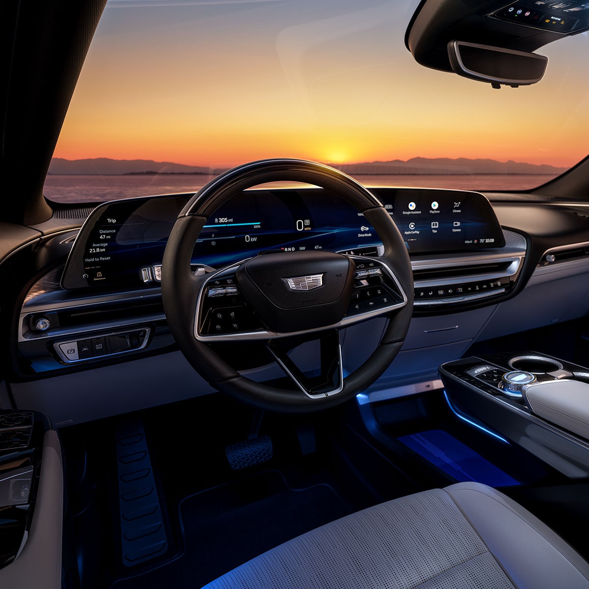 Vista del asiento del conductor en el interior de un Cadillac, con un bello atardecer de fondo