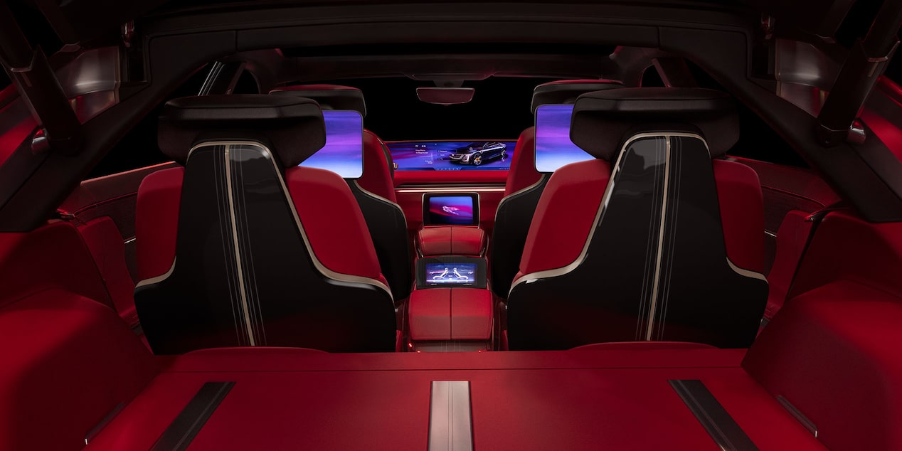 Vista de los asientos en Rojo y Negro en el interior del vehículo Cadillac CELESTIQ