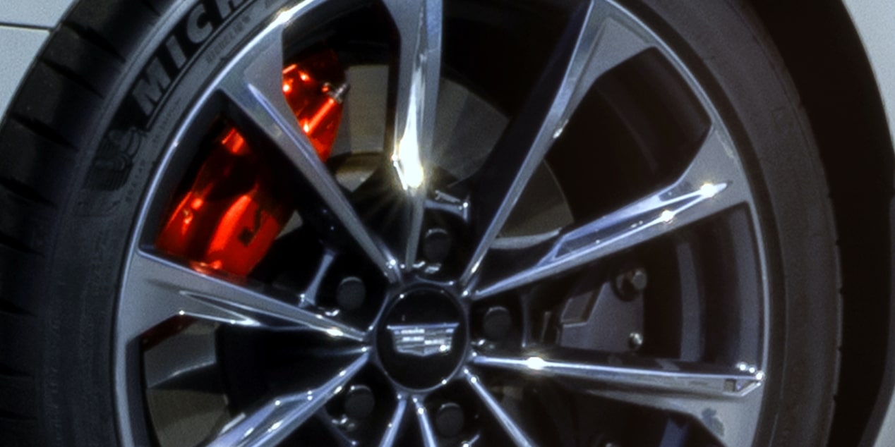 Calipers de freno en Rojo Edge del Cadillac CT4 Blackwing en Rift Metálico