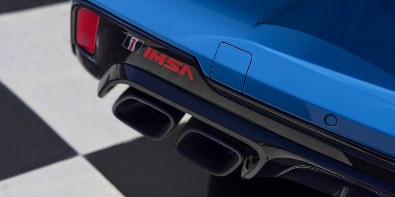 Los elegantes logos de IMSA en el Cadillac CT4 Blackwing Azul Eléctrico