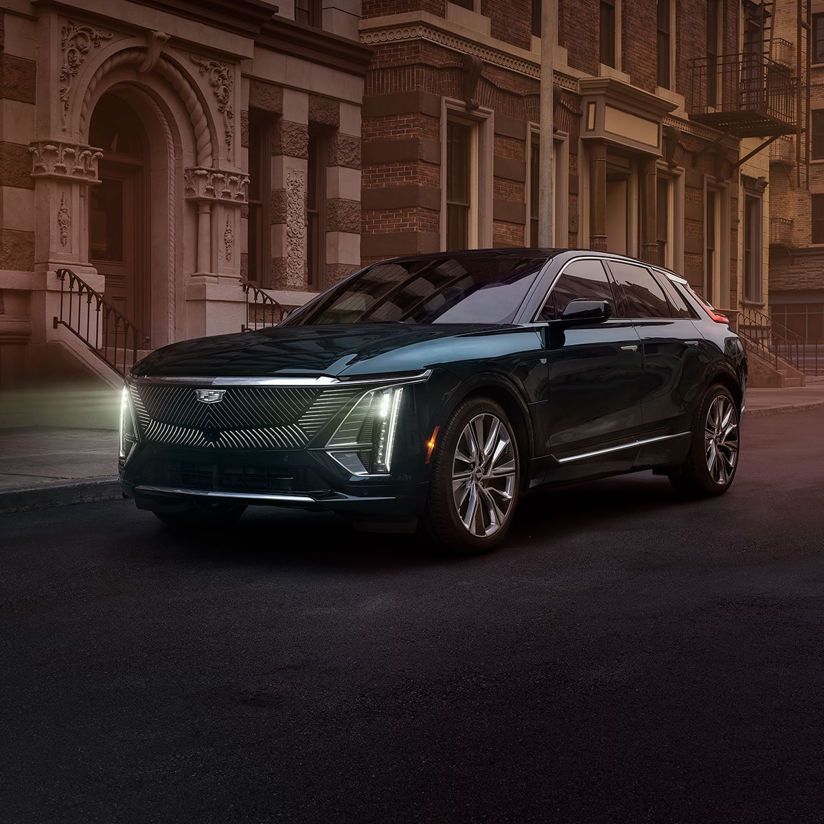 Cadillac LYRIQ circulando por una ciudad, al atardecer